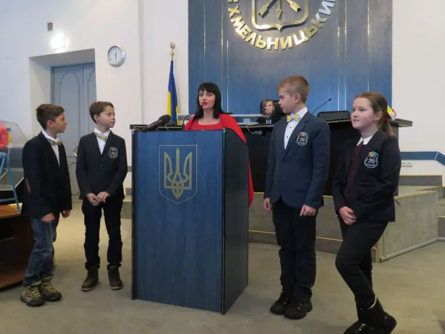 Учні Хмельницької гімназії №1 ім. В. Красицького завітали на екскурсію до міської ради — фото 10