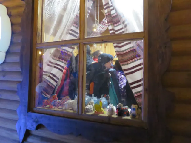 Біля кінотеатру ім. Шевченка засвітили новорічні вогні на головній ялинці міста — фото 17