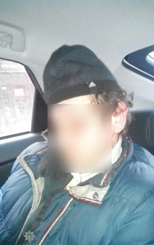 На Соборній патрульні затримали двох чоловіків, які пограбували магазин — фото 1