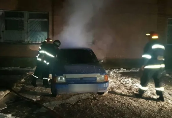 У Хмельницькому вночі загорілися одразу три автомобілі — фото 1