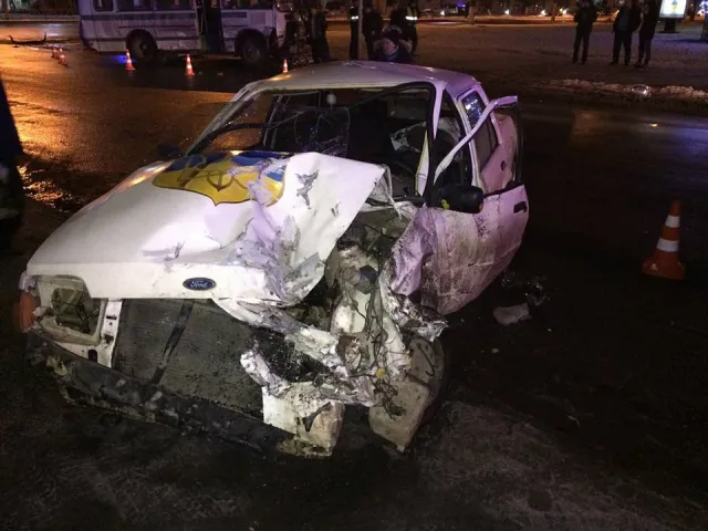 На перехресті Зарічанської і Свободи автобус з працівниками «Електротрансу» потрапив в аварію — фото 1