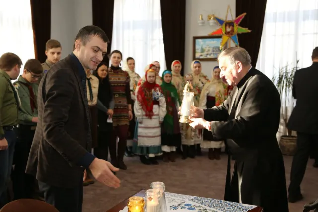 Хмельничанам передали Віфлеємський вогонь миру — фото 3
