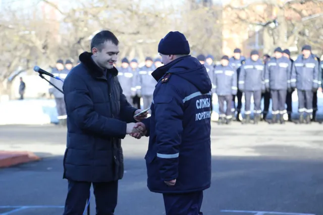 Хмельницкие спасатели получили новую пожарную технику и ключи от служебных квартир — фото 13