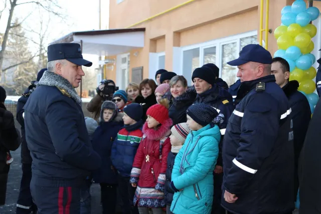 Хмельницкие спасатели получили новую пожарную технику и ключи от служебных квартир — фото 4