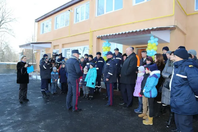 Хмельницкие спасатели получили новую пожарную технику и ключи от служебных квартир — фото 5