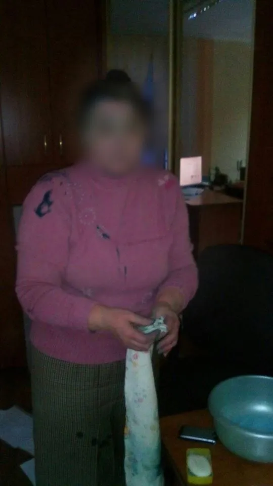В Хмельницком мужчина облил зеленкой кабинет «Цивильжитлобуду» — фото 4
