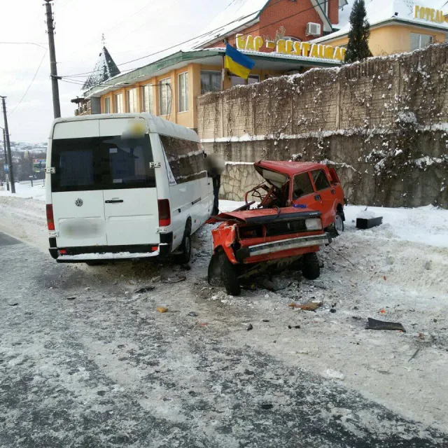 На Кам'янецькій зіткнулися автомобіль «ВАЗ» і маршрутка. Постраждали 8 людей — фото 1