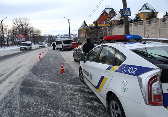 На Кам'янецькій зіткнулися автомобіль «ВАЗ» і маршрутка. Постраждали 8 людей — фото 3