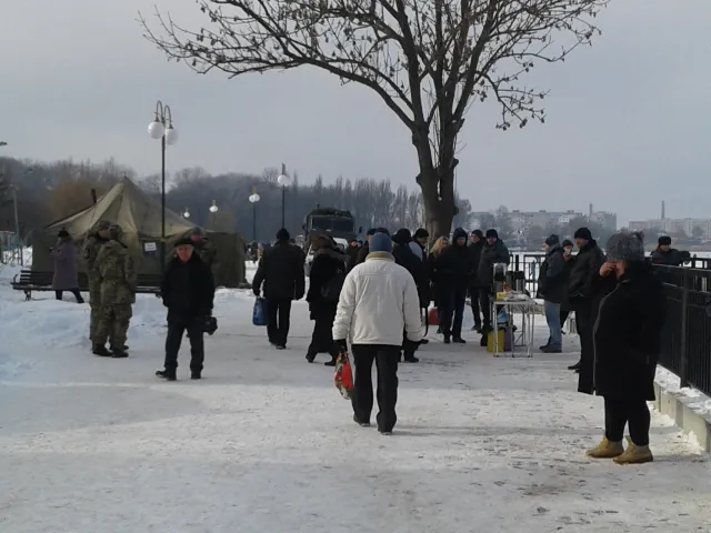 Хмельнитчане отмечают Крещение и купаются в проруби — фото 1