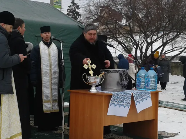 Хмельнитчане отмечают Крещение и купаются в проруби — фото 14
