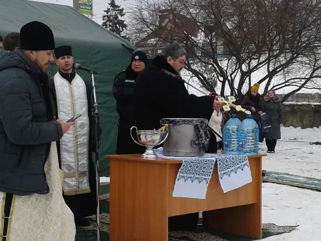 Хмельнитчане отмечают Крещение и купаются в проруби — фото 15
