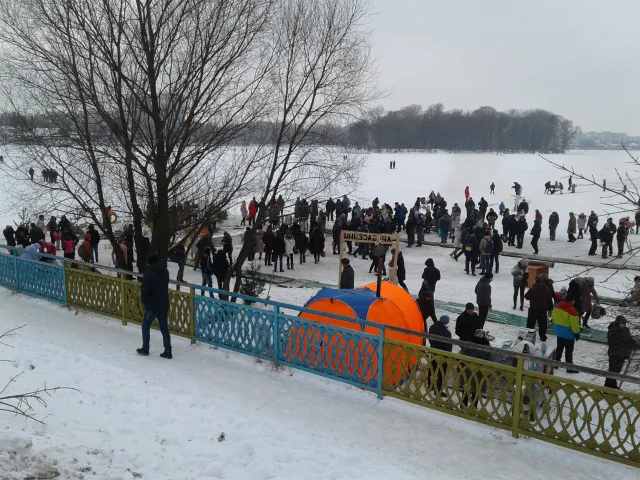 Хмельнитчане отмечают Крещение и купаются в проруби — фото 16