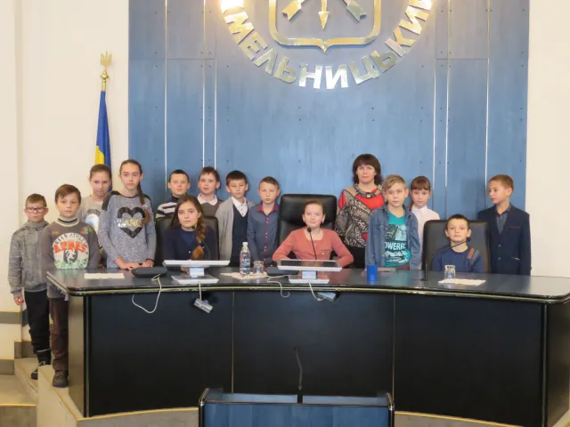 Учні Хмельницької СЗОШ №19 завітали на екскурсію до міської ради — фото 2