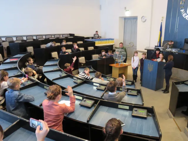 Учні Хмельницької СЗОШ №19 завітали на екскурсію до міської ради — фото 11