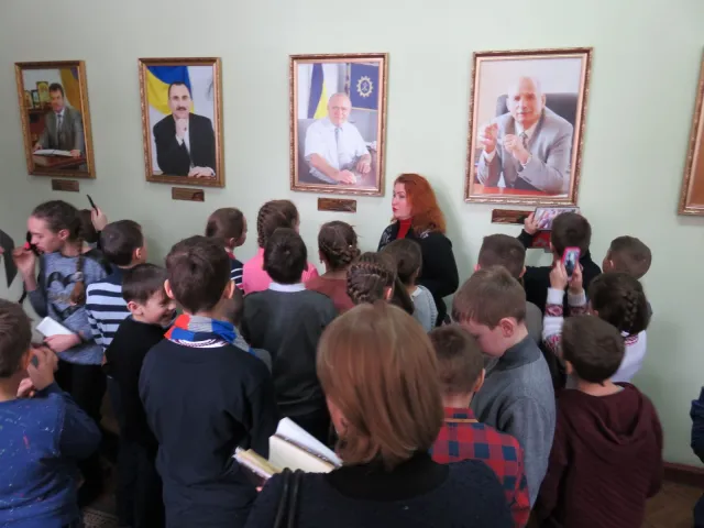 Учні Хмельницької СЗОШ №19 завітали на екскурсію до міської ради — фото 7
