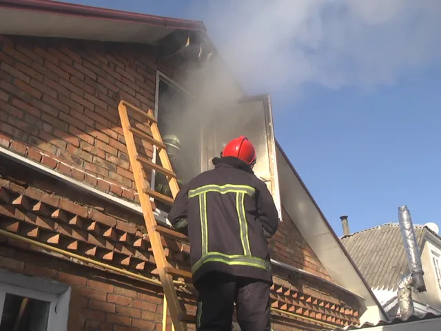 В мікрорайоні Ружична ледь не згорів житловий будинок — фото 2