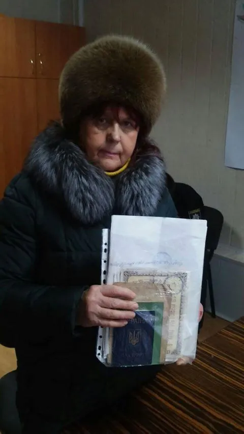 Патрульные ищут владельцев паспортов, кошельков, детской коляски, голубя, ключей, документов и пенсионного удостоверения — фото 15