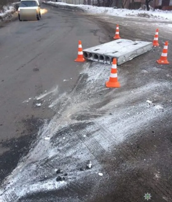 У Хмельницькому з вантажівки під час руху впала бетонна плита — фото 1