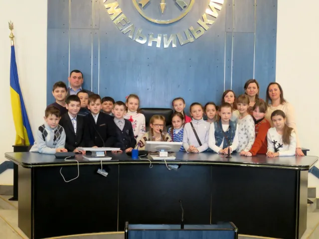 Учні школи №8 завітали на екскурсію до Хмельницької міської ради — фото 11