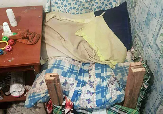 Бруд, безлад та алкоголь: в таких умовах виховували двомісячне немовля у Чорному Острові — фото 1