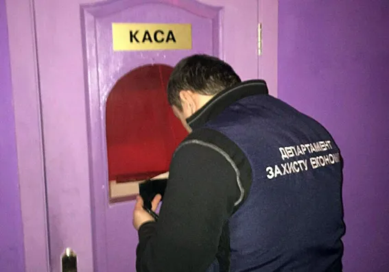 На Проскурівській поліцейські виявили підпільний гральний зал — фото 1