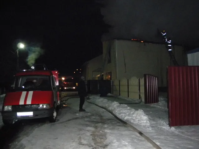 На Ружичній під час пожежі ледь не загинули жінка та двоє маленьких дітей — фото 2