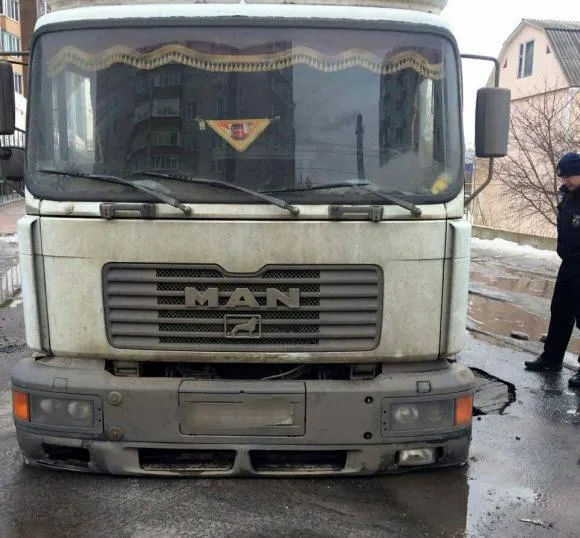 На Зарічанській під вантажівкою провалився асфальт — фото 1
