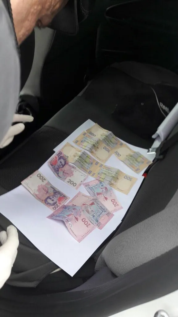 У Хмельницькому затримали оперуповноваженого, який вимагав 3500 гривень хабара — фото 1