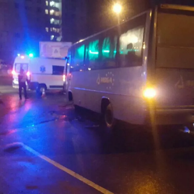 На Проспекті Миру автобус «MAN» врізався в автомобіль «Швидкої допомоги». Постраждали троє людей — фото 2