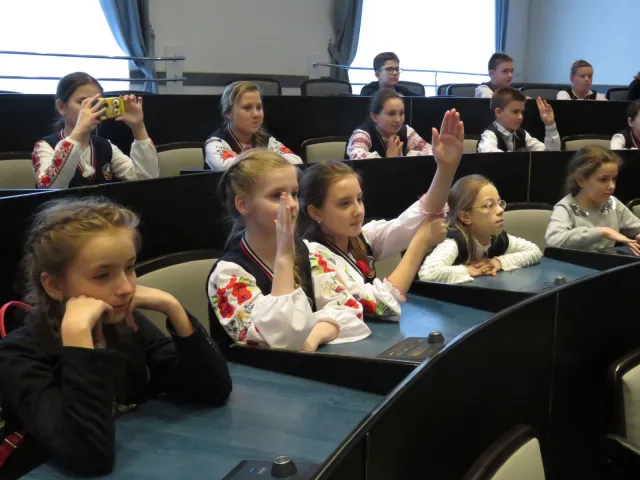 Для учнів гімназії №2 провели цікаву екскурсію у міській раді — фото 24
