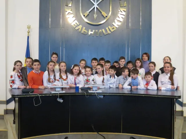 Для учнів школи №24 провели пізнавальну екскурсію у міській раді — фото 16