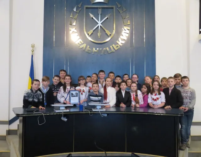Для учнів школи №24 провели пізнавальну екскурсію у міській раді — фото 17