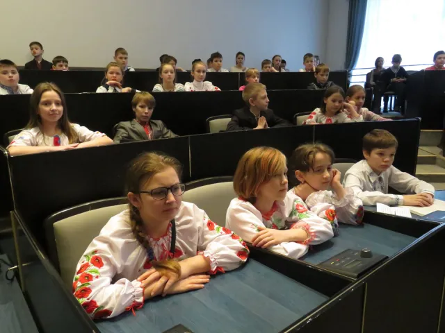 Для учнів школи №24 провели пізнавальну екскурсію у міській раді — фото 7