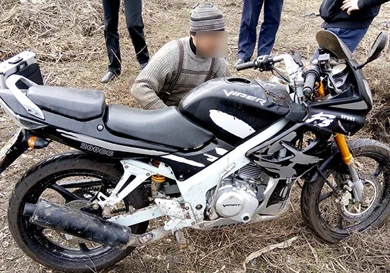 На Хмельниччині двоє чоловіків вкрали мотоцикл, а потім сховали його на сміттєзвалищі — фото 1