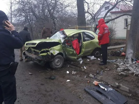 На Вінницькому шосе автомобіль «Daewoo» врізався в електроопору. Водій в реанімації — фото 4