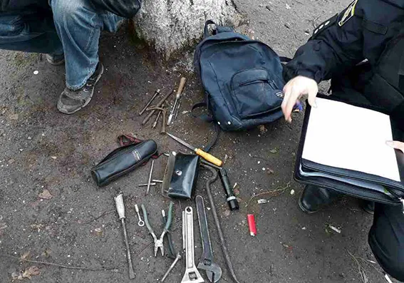 Посуд, меблі і техніка: у Хмельницькому затримали чоловіка, який обікрав понад 10 підвалів — фото 1