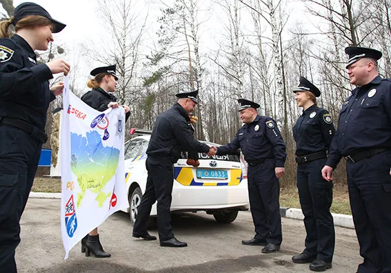 Поліцейські подякували школярам та педагогам, які долучились до яскравого флешмобу з безпеки дорожнього руху — фото 4