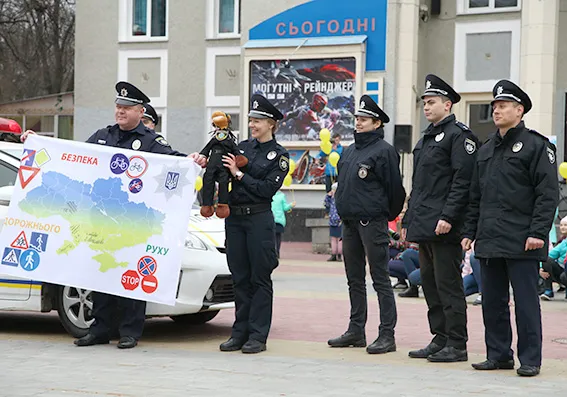 Поліцейські подякували школярам та педагогам, які долучились до яскравого флешмобу з безпеки дорожнього руху — фото 11