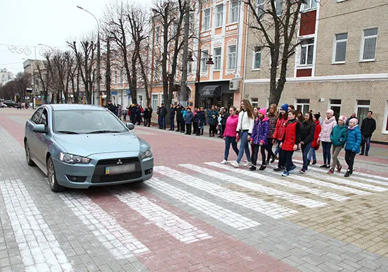 Поліцейські подякували школярам та педагогам, які долучились до яскравого флешмобу з безпеки дорожнього руху — фото 13