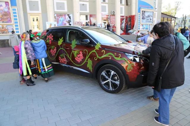 Раскрашенные автомобили и метровые писанки: в Хмельницком проходит Пасхальный фестиваль — фото 1