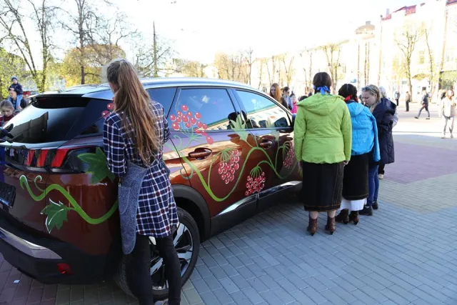 Раскрашенные автомобили и метровые писанки: в Хмельницком проходит Пасхальный фестиваль — фото 11