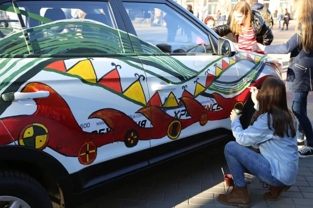 Раскрашенные автомобили и метровые писанки: в Хмельницком проходит Пасхальный фестиваль — фото 3