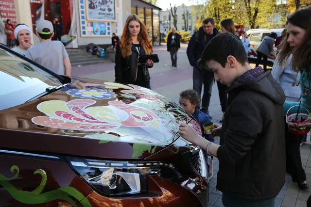 Раскрашенные автомобили и метровые писанки: в Хмельницком проходит Пасхальный фестиваль — фото 10
