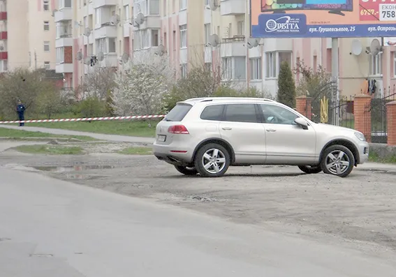 На Хмельниччині до автомобіля підприємця прикріпили вибухівку — фото 1