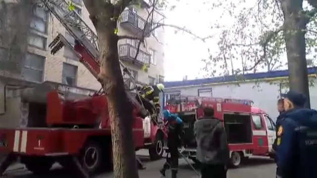 На Львівському шосе під час пожежі у квартирі врятували двох дітей — фото 4