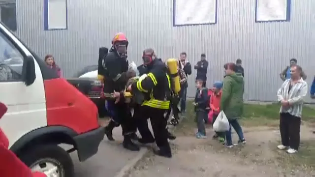 На Львівському шосе під час пожежі у квартирі врятували двох дітей — фото 5