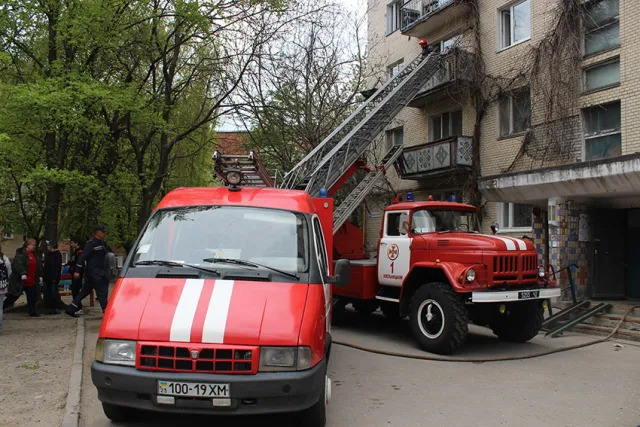 На Львівському шосе під час пожежі у квартирі врятували двох дітей — фото 1