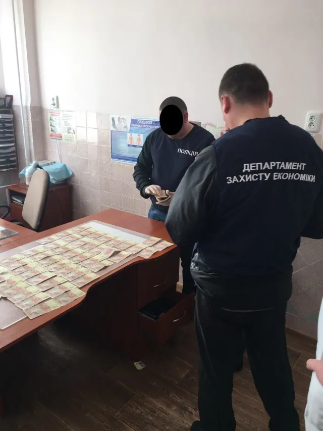 В Хмельницком будут судить травматолога местной поликлиники, который требовал от пациентки 7000 гривен взятки — фото 1
