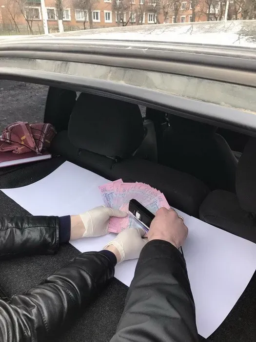 В Хмельницкой области будут судить бывшего инспектора по дорожному надзору за вымогательство 8000 гривен взятки — фото 1