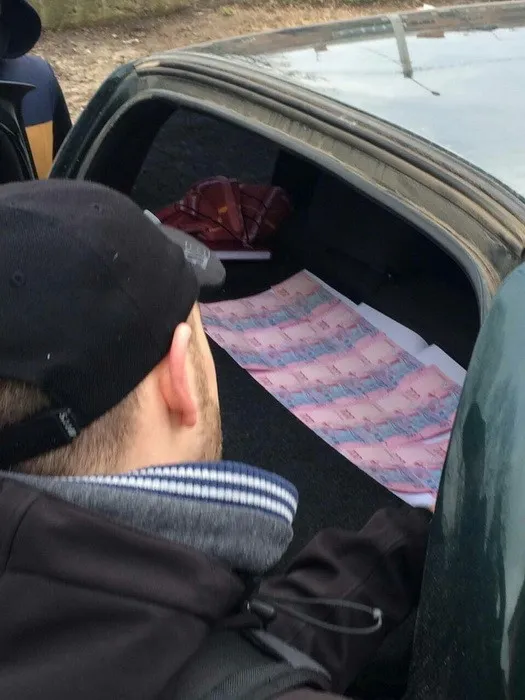 В Хмельницкой области будут судить бывшего инспектора по дорожному надзору за вымогательство 8000 гривен взятки — фото 2